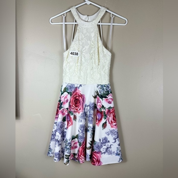 B Darlin size 1/2 halter top 13 p2p 33” length top lace. Bottom flowy floral - Picture 2 of 9
